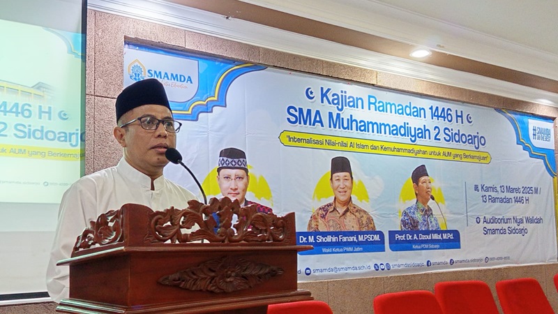 Kepala Smamda Sidoarjo, M Zainul Arifin memberikan sambutan pembukaan Kajian Ramadan di auditorium Nyai Walidah, Kamis (13/03/20). (Moh. Ernam/smamda.sch.id)