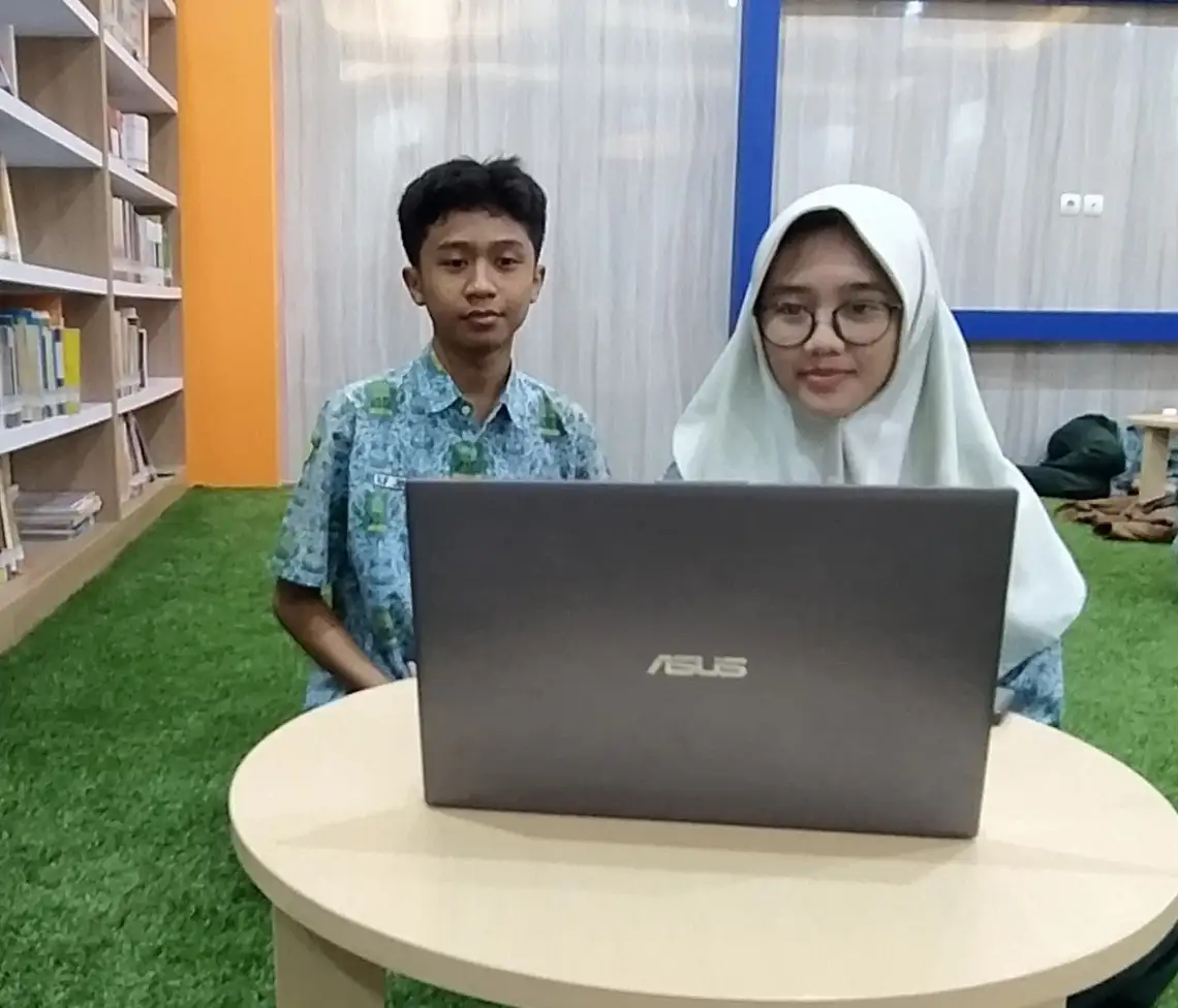 Amadea Kalila Rehan dan Alif Jibran Isam (kiri) berlatih presentasi lomba di Perpustakaan SMA Muhammadiyah 2 Sidoarjo