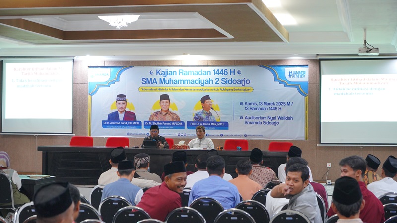 Ahmad Zuhdi (baju hitam) saat menyampaikan materi tentang Manhaj Tarjih pada Kajian Ramadan Smamda Sidoarjo,  Kamis (13/03/2025). (arif-ghulam/smamda.sch.id)