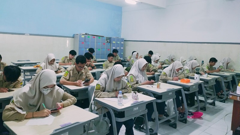 Siswa kelas  mengikuti kegiatan Penilaian Sumatif Akhir Jenjang, Jumat (10/3/2023)