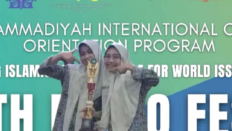 Dua siswi SMA Muhammadiyah 2 (Smamda) Sidoarjo juara I English Podcast Book Review di ajang The 8th M-ICO Festival 2023, Rabu/1/11/2023).