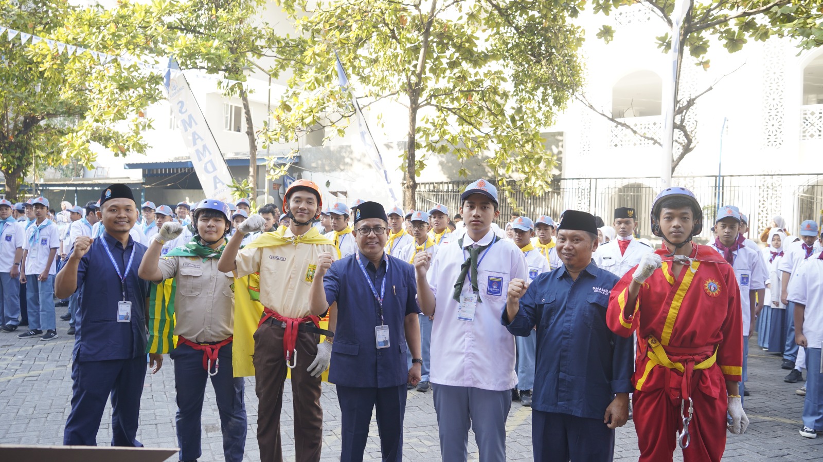 Kepala Smamda, M. Zainul Arifin (tengah) foto bersama ketua IPM, HW, dan TS, Senin (15/7/2024)