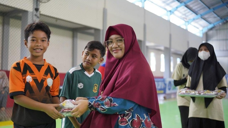 Waka PSDM Smamda Sidoarjo Siti Agustini MPd menyerahkan kudapan dan biskuit secara simbolis kepada kapten seluruh tim yang mengikuti Smamda Sidoarjo Futsal Cup IV 2023. Sabtu (11/ 2/ 2023). Smamda Sidoarjo Futsal Cup IV 2023 Ketegori SD Resmi Dibuka (R.P. Fida’ El Hijr/PWMU.CO)