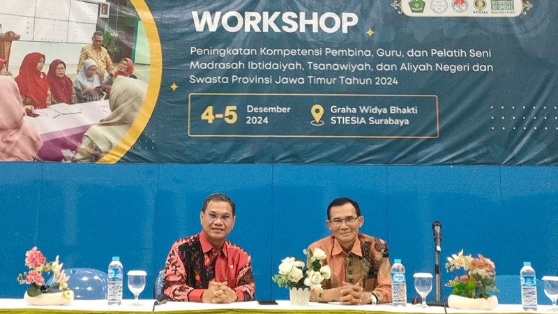 Juliarto Joedi Wahyono, guru seni budaya Smamda Sidoarjo sedang memberikan materi workshop guru dan pelatih seni madrasah se-Jawa Timur, Kamis (5/12/2024). (Istimewa/smamda.sch.id)