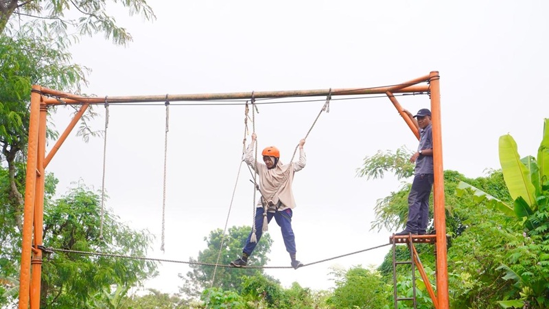 Salah satu murid smamda Sidoarjo dalam aksinya bermain High Rope Elvis Bridge Apple Sun, Batu, Jumat (24/10/2025). Dian Arif Fajar/smamda.sch.id)