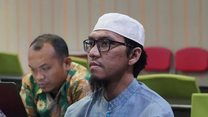 Ahmad Khairuddin bin Azman BA (kanan) saat mengikuti Rapat Koordinasi Guru Program Diniyah Rabu (24/4/2024) di Ruang Briefing Smamda (Muhammad Ghulam Zakiyan Fadhillah/PWMU.CO)