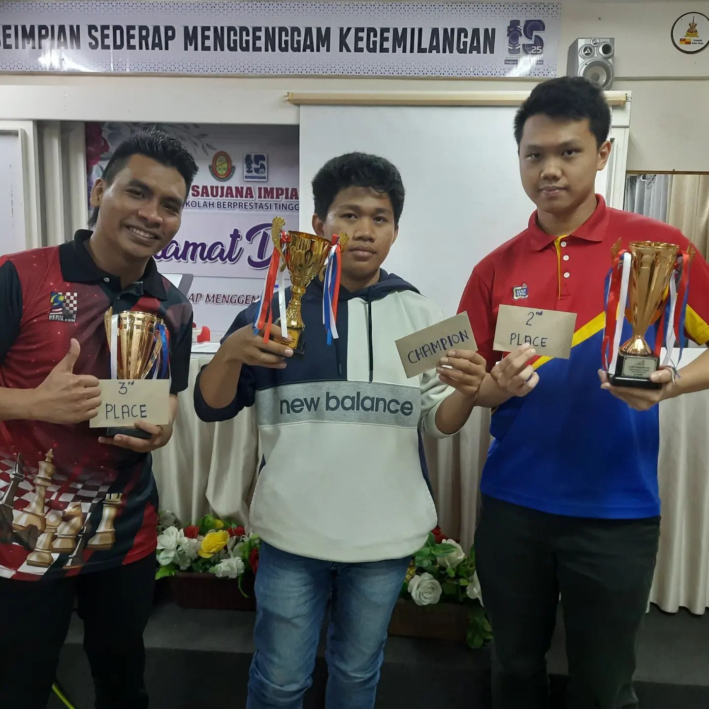 Avridzal Mauladhany Purwanto (tengah), saat menerima gold medal di Internatioal Fide Rate di Selangor Malaysia