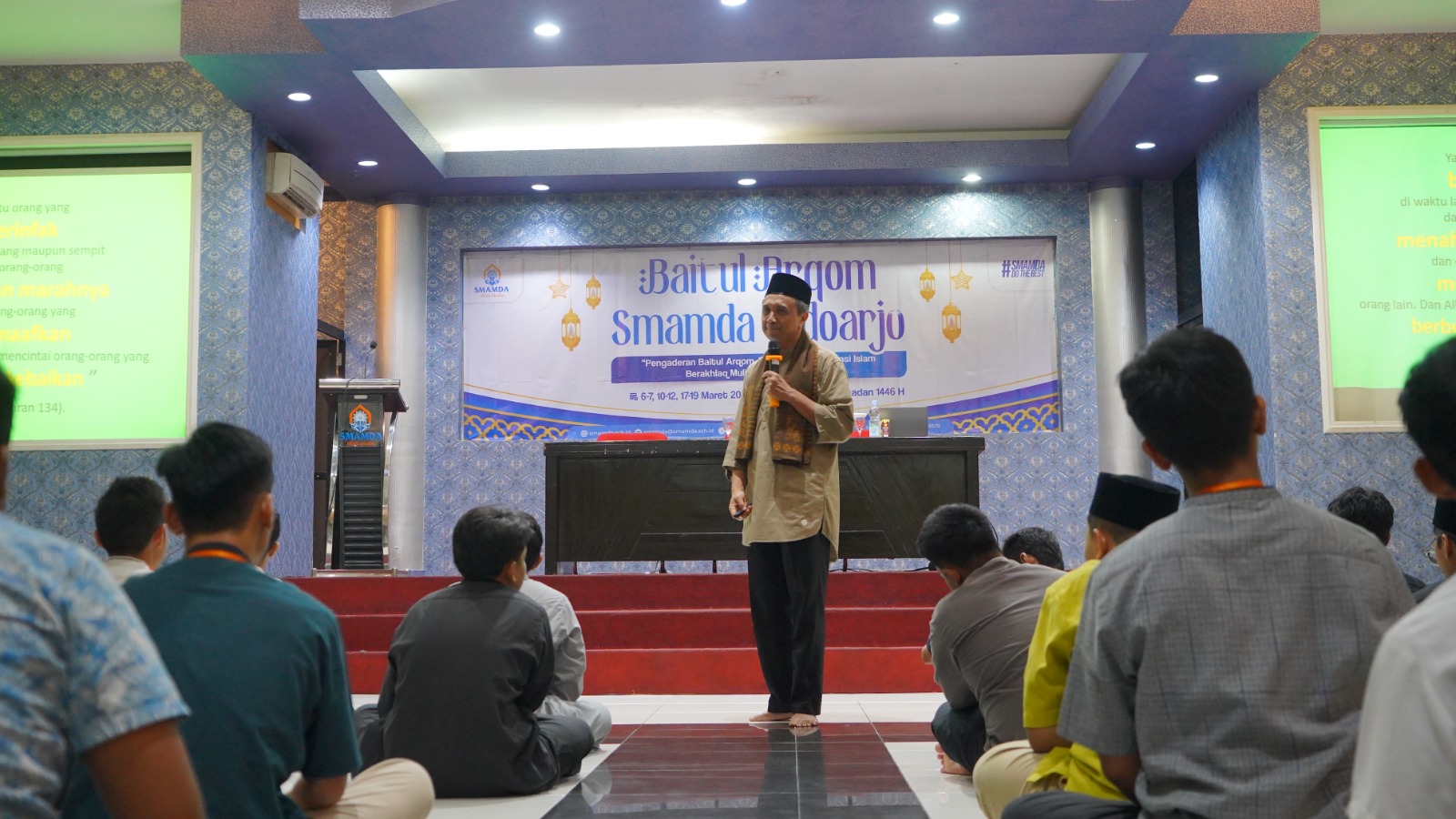 Ustadz Suhadi Fadjaray saat memandu muhasabah Baitul Arqom II Putra Smamda Sidoarjo, Selasa (11/03/2025). (arif-ghulam/smamda.sch.id)