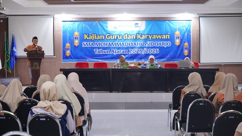 Waka Ismuba Smamda Sidoarjo memberikan sambutan Pengajian Keputrian guru dan karyawan di auditorium Nyai Walidah, Rabu (8/10/2025). (Dian Arif Fajar/smamda.sch.id)