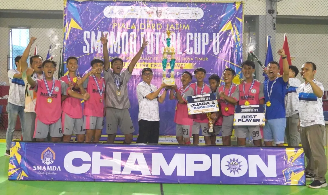 Kepala Smamda Sidoarjo memberikan Piala Juara kepada Kapten MTsN 2 Malang Briyan di Smamda Sport Center Ahad (3/3/2024) (Dian Arief Fajar/PWMU.CO))