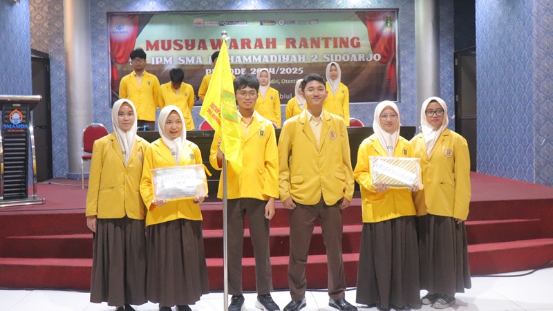 Nadhif Rizqi Handrianto (memegang bendera) Ketua Umum IPM Smamda periode 2024-2025 foto bersama seluruh formatur terpilih di auditorium Ki Bagus Hadikusumo, Selasa (5/11/2024). (Daviqa Sukmawati/smamda.sch.id)