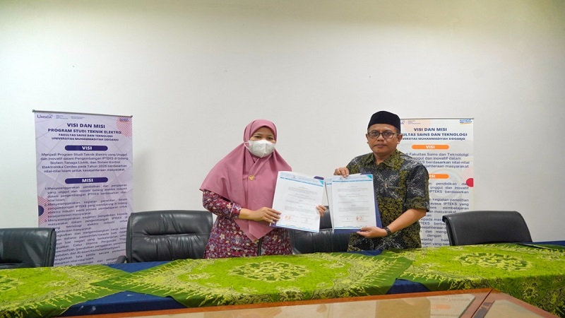 Kepala Smamda M Zainul Arifin SKom MM dan Kaprodi Informatika Umsida Ade Eviyanti MKom saat menandatangani dokumen Memorandum of Agreement, Jumat (6/10/2023)