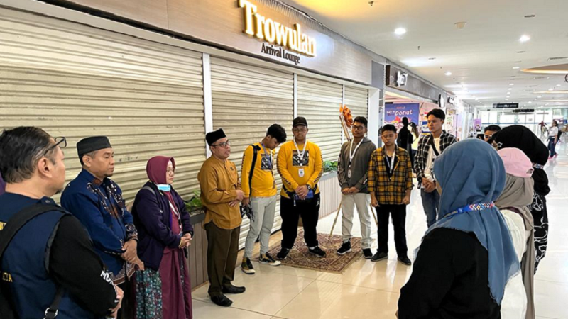 Pelepasan keberangkatan siswa-siswa dan guru “Student-Teacher Exchange and Campus Trip to Malaysia – Singapura” oleh Kepala Smamda M. Zainul Arifin SKom MM dan Waka Ismuba, Misbach SAg MPd di Bandara Udara Juanda (15/10/2023)