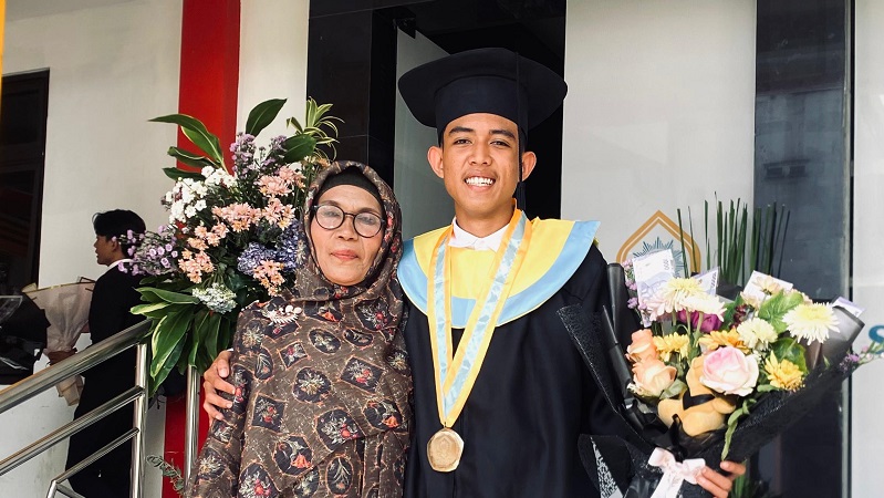 Photo Mohammad Taufiq bersama ibunya Rohchani Kamarullah di wisudah ke - 45 SMA Muh 2 Sidoarjo