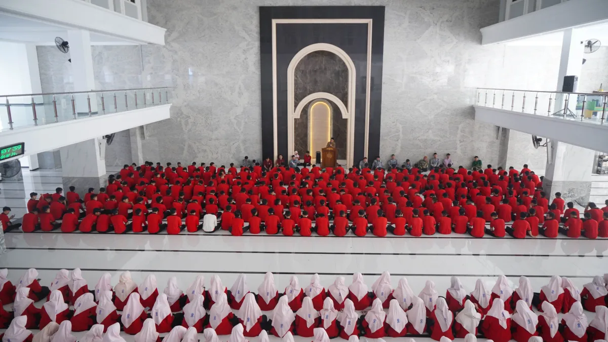 Murid-murid SMA Muhammadiyah 2 Sidoarjo mengikuti acara halalbihalal di Masjid Annur Perguruan Muhammadiyah Sidoarjo, Kamis 18 April 2024 (Dian Arif/PWMU.CO)