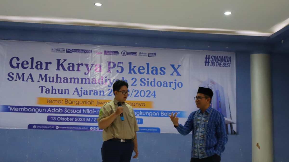 Kepala Smamda Sidoarjo M. Zainul Arifin SKom MM bertanya seputar P5 kepada peserta Gelar Karya kelas X di Auditorium AR Fachrudin Smamda, Jumat (13/10/2023).