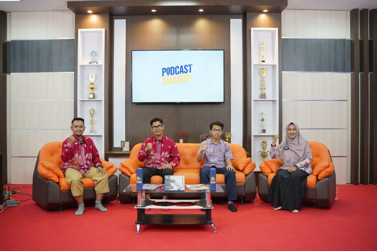 Bincang-Bincang Podcast Smamda Sidoarjo hadirkan tiga narasumber asal Malaysia: Mohammad Hajir SPd, Herman Sahara, dan Genesis Yohanes Tampubolon, Jumat