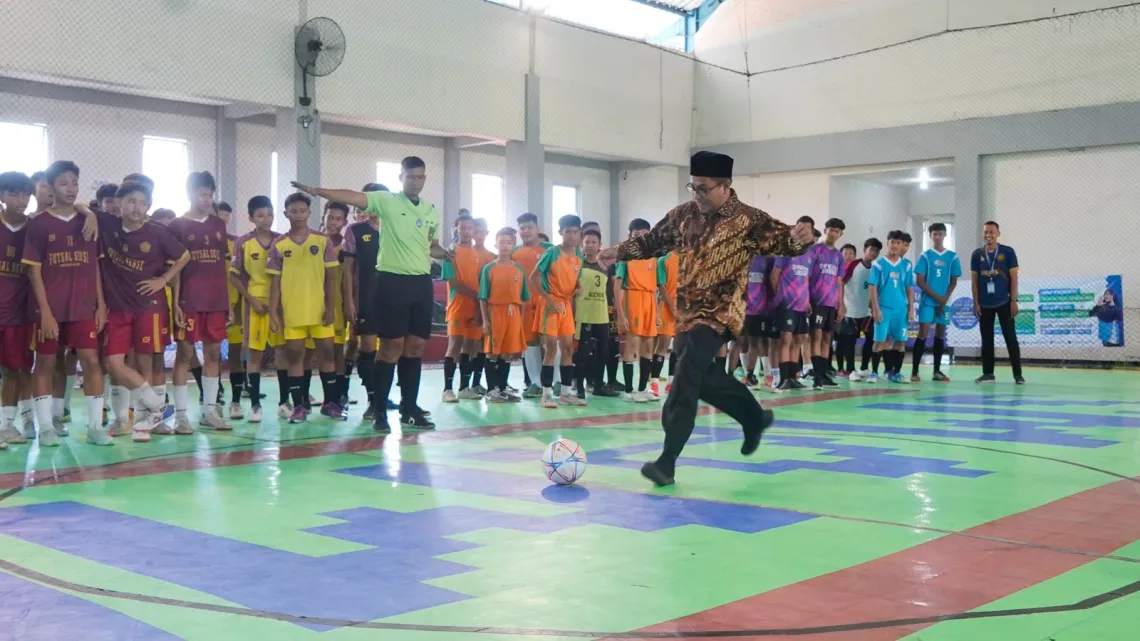 Kepala SMA Muhammadiyah 2 Sidoarjo M. Zainul Arifin melakukan tendangan kick-off bertanda Smamda Sidoarjo Futsal Cup V 2024 dimulai.