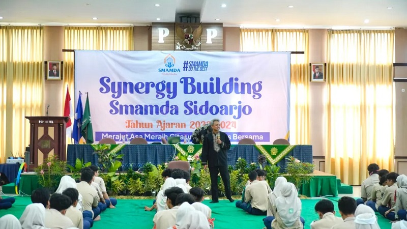 Suhadi Fadjarey sedang memaparkan materi motivasi sukses kepada peserta Synergy Building 2023 Smamda Sidoarjo di di Padepokan Cahaya Putera di Trawas, Kabupaten Mojokerto, Jawa Timur.